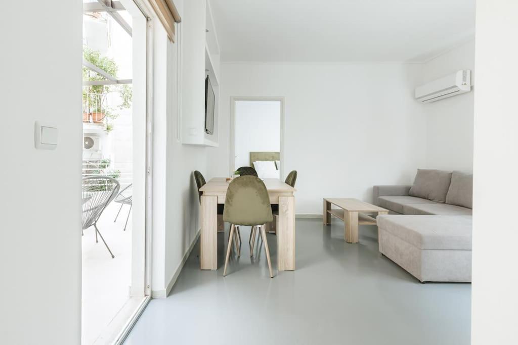 Spacious Featuring A Private Terrace Athens