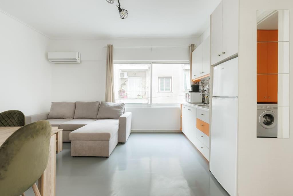 Spacious Featuring A Private Terrace Athènes